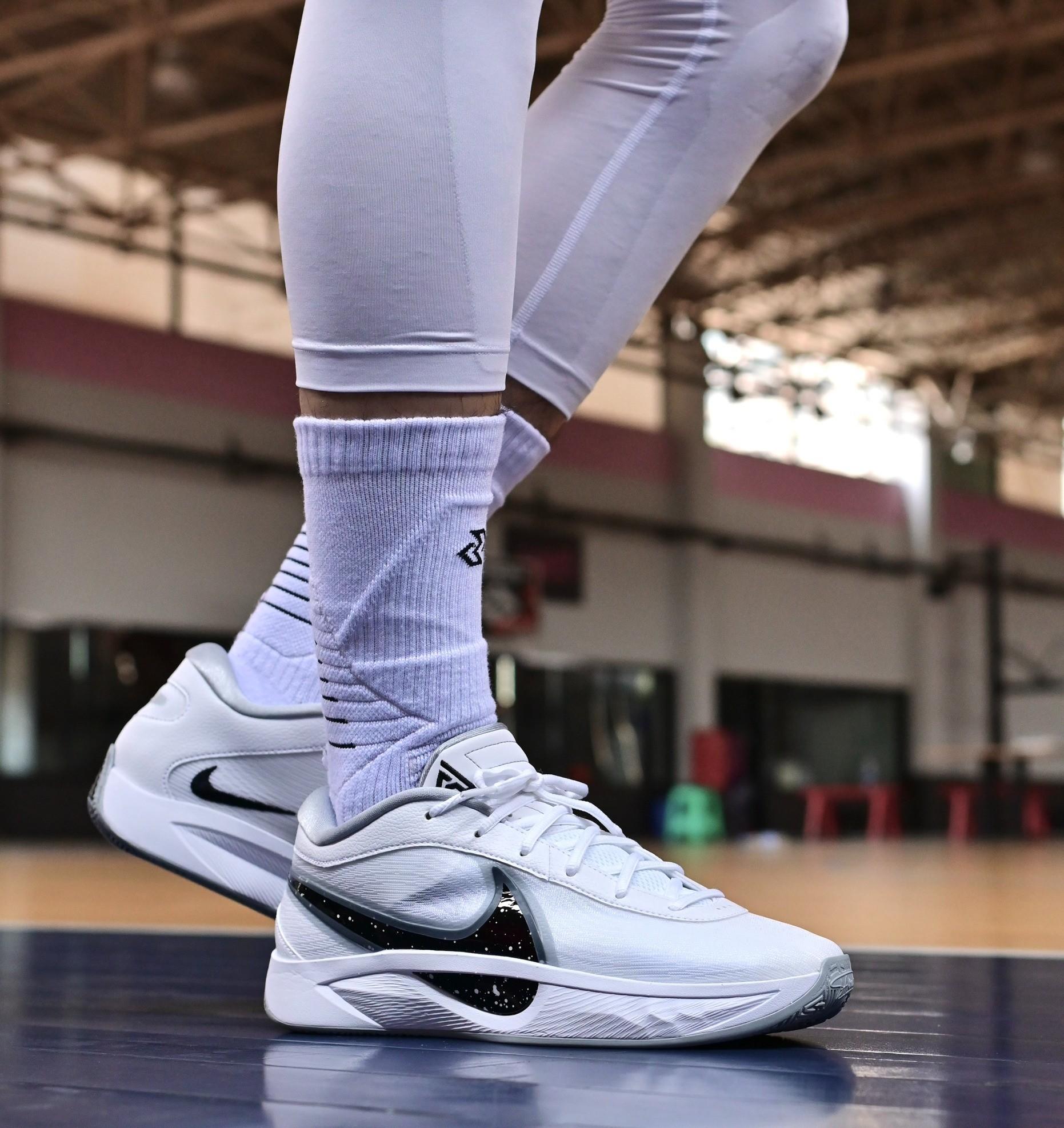 侧边Swoosh超抢眼!经典黑白最对味!